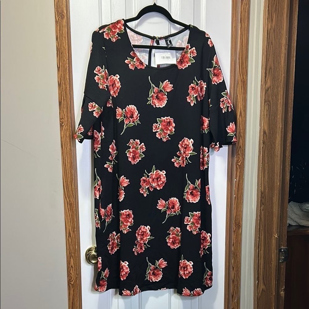 Agnes & Dora Black and Red Floral Shift Dress NWT XL